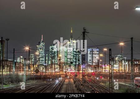 Frankfurt am Hauptbahnhof, Gleise und Züge am Abend, Hessen, Deutschland Stockfoto