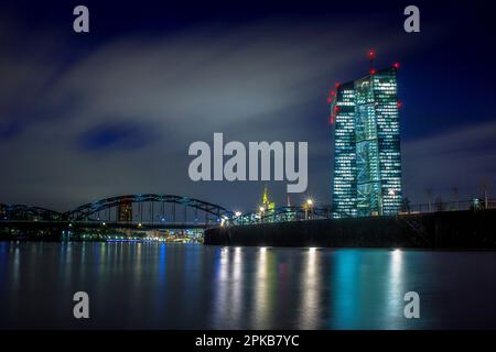 Europäische Zentralbank EZB bei Nacht, wunderschön beleuchteter Wolkenkratzer, Frankfurt am Main, Hessen, Deutschland, Europa Stockfoto