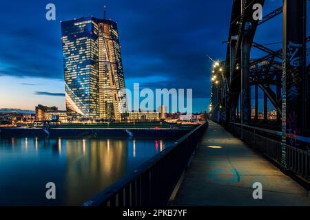 Europäische Zentralbank EZB bei Nacht, wunderschön beleuchteter Wolkenkratzer, Frankfurt am Main, Hessen, Deutschland, Europa Stockfoto