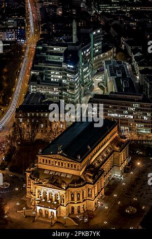 Blick von oben auf die beleuchtete Alte Oper in Frankfurt am Main bei Nacht, Hessen, Deutschland Stockfoto