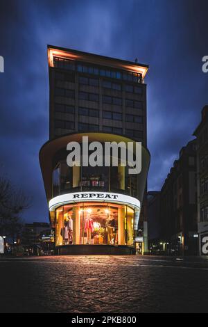 Deutschland, Hessen, Frankfurt am Mail, Geschäftsgebäude am Abend, Modegeschäft, beleuchtet Stockfoto