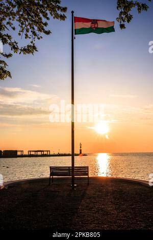 Wunderschöner Sonnenaufgang am Morgen im Hafen von Tihany am Balaton/Lake Balaton in Ungarn Stockfoto