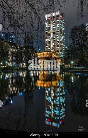 Deutschland, Hessen, Frankfurt am Mail, Skyline am Abend, Wolkenkratzer und Wolkenkratzer, wunderschön beleuchtet, Wasserreflexion Stockfoto