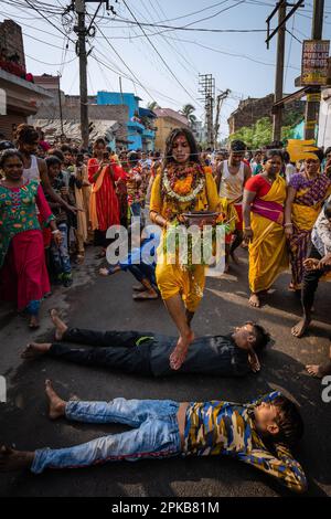 6. April 2023, Bandel, Westbengalen, Indien: Ein Gläubiger führt während einer religiösen Prozession des Bhel Bhel Festivals ein Ritual durch. Bandel Sitala Puja wird in Bandel, Westbengalen, gefeiert, mit Tamilen und bengalischer Gemeinde. Murugan ist in anderen Ländern wie Sri Lanka, Singapur und Malaysia beliebt. Zu den exklusiven Ritualen gehören mehrere einheimische Menschen, die an einem Ritual teilnehmen, bei dem sie ihre Körperhaut, Zunge, Wangen mit einer langen Metallstange und mehrere Haken am Rücken durchbohren, während sie eine Prozession in Richtung Tempel und Feuerspaziergang machen. (Kreditbild: © Saurabh Stockfoto