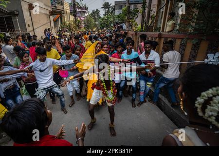 6. April 2023, Bandel, Westbengalen, Indien: Ein Gläubiger führt während einer religiösen Prozession des Bhel Bhel Festivals ein Ritual durch. Bandel Sitala Puja wird in Bandel, Westbengalen, gefeiert, mit Tamilen und bengalischer Gemeinde. Murugan ist in anderen Ländern wie Sri Lanka, Singapur und Malaysia beliebt. Zu den exklusiven Ritualen gehören mehrere einheimische Menschen, die an einem Ritual teilnehmen, bei dem sie ihre Körperhaut, Zunge, Wangen mit einer langen Metallstange und mehrere Haken am Rücken durchbohren, während sie eine Prozession in Richtung Tempel und Feuerspaziergang machen. (Kreditbild: © Saurabh Stockfoto