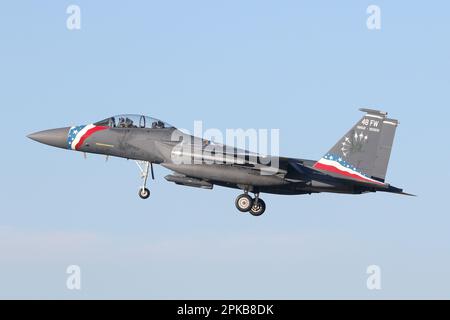 USAF F-15E ist dem 48. Kampfflügel zugewiesen, der auf der RAF Lakenheath landet. Die Flugzeuge haben ein spezielles Farbschema zum 70. Jahrestag des 48. FW. Stockfoto