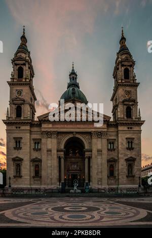 Blick auf St. Stephans Basilika, Szent ist n Basilika am Morgen bei Sonnenaufgang, einsame Aussicht, Kathedrale, Budapest, Ungarn Stockfoto