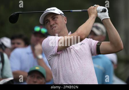 Augusta, Usa. 06. April 2023. Justin Thomas schlägt am Donnerstag, den 6. April 2023, in der ersten Runde des Masters-Turniers im Augusta National Golf Club in Augusta, Georgia, beim 18.-Loch ab. Foto von Bob Strong/UPI Credit: UPI/Alamy Live News Stockfoto