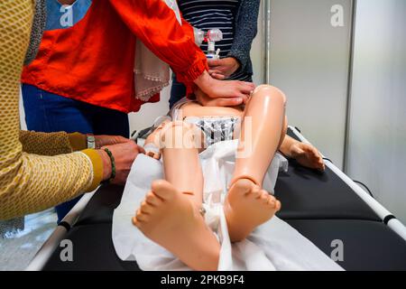 Hausärzte sind in pädiatrischen Notfallverfahren ausgebildet. Ein Kind hat schwere Atembeschwerden. Stockfoto