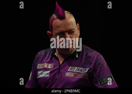 Peter Wright reagiert während der Cazoo PDC Premier League Darts Night 10 2023 in der Utilita Arena Birmingham, Birmingham, Großbritannien. 6. April 2023. (Foto von Gareth Evans/News Images) in Birmingham, Großbritannien, am 4/6/2023. (Foto: Gareth Evans/News Images/Sipa USA) Guthaben: SIPA USA/Alamy Live News Stockfoto