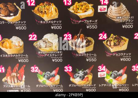 Japan, Honshu, Präfektur Nagano, Karuizawa, Karuizawa Creperie, Farbenfrohes Kreppmenü Stockfoto