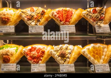 Japan, Honshu, Präfektur Nagano, Karuizawa, Creperie Window Display Stockfoto