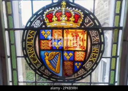 England, Kent, Edenbridge, Chiddingstone, Chiddingstone Castle, Fenster aus Buntglas mit dem Wappen von König Karl I. Stockfoto