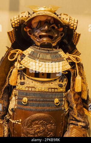 England, Kent, Edenbridge, Chiddingstone, Chiddingstone Castle, Ausstellung mit Helm und Rüstung des japanischen Kriegers Stockfoto