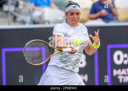 Charleston, SC, USA. 6. April 2023. (2) ONS JABEUR tun spielt bei der WTA Series für die Credit One Charleston Open in Charleston, SC, USA gegen (WC) CAROLINE DOLEHIDE USA. (Kreditbild: © Walter G. Arce Sr./ZUMA Press Wire) NUR REDAKTIONELLE VERWENDUNG! Nicht für den kommerziellen GEBRAUCH! Stockfoto