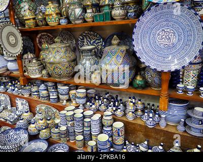 Marrakesch, Marokko - 1. Januar 2020: Handgefertigte, farbenfrohe dekorierte Teller und Schüsseln oder Tassen auf dem traditionellen Souk - Straßenmarkt in Marokko Stockfoto