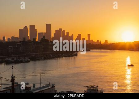 England, London, Sonnenaufgang über der Skyline von Canary Wharf und der Themse Stockfoto