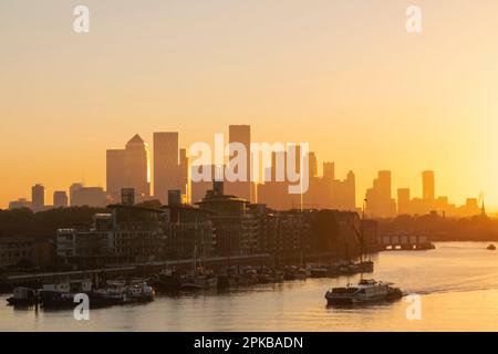 England, London, Sonnenaufgang über der Skyline von Canary Wharf und der Themse Stockfoto