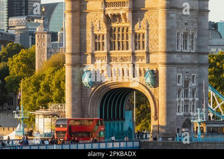 England, London, Nahaufnahme der Tower Bridge Stockfoto