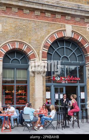 England, London, Southwark, Bermondsey Street, People Dining Alfresco Stockfoto