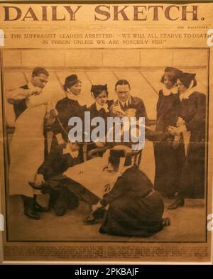 England, London, Historical Daily Sketch, Zeitung vom 1 1913. Mai mit Foto des Suffragisten-Führers, der gewaltsam Fed wird Stockfoto