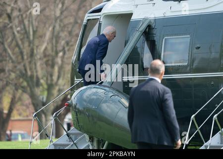 Washington, Vereinigte Staaten. 06. April 2023. US-Präsident Joe Biden verlässt Washington, DC, über Fort Lesley J. McNair und reist am 6. April 2023 zu einem Osterwochenende im Camp David. Chris Kleponis - Pool über CNP/dpa/Alamy Live News Stockfoto