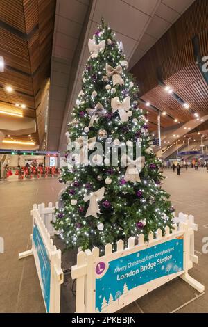 England, London, Southwark, London Bridge Bahnhof, Weihnachtsbaum Stockfoto