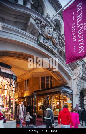 England, London, Piccadilly, Eintritt zur Burlington Arcade Stockfoto