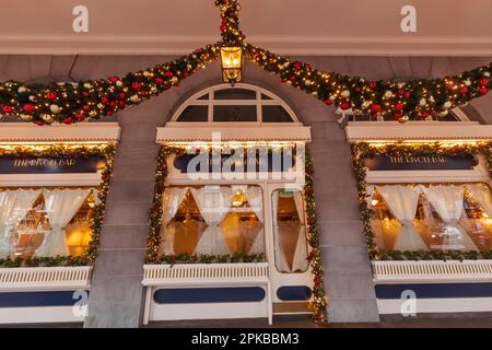 England, London, Piccadilly, Ritz Hotel, Außenansicht der Rivoli Bar und Weihnachtsdeko Stockfoto