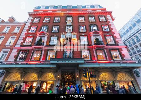 England, London, Piccadilly, Außenansicht Fortnum & Mason Store mit Weihnachtsdekorationen Stockfoto