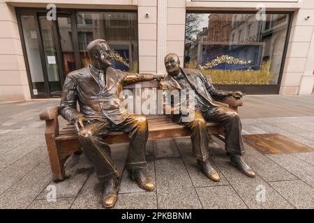 England, London, Piccadilly, New Bond Street, Bronze Sculpture of Churchill und Roosevelt mit dem Titel „Allies“ von Lawrence Holofcener Stockfoto