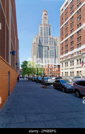 Der Williamsburgh Savings Bank Tower, ein Wahrzeichen von Brooklyn, ist ein aus Ziegeln und Terrakotta bestehender Wolkenkratzer auf einer Basis aus Kalkstein. Stockfoto