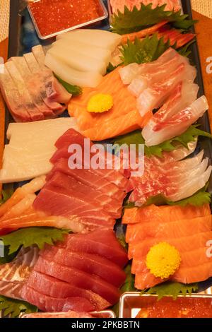 Japan, Honshu, Tokio, Präsentation von frischem rohem Sashimi-Fisch Stockfoto