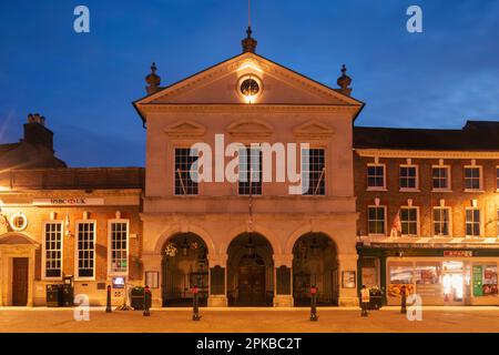 England, Dorset, Blandford Forum, Nachtansicht der Maisbörse Stockfoto