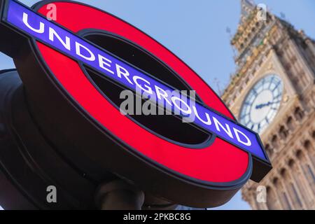 England, London, Westminster Underground Sign und Big Ben Stockfoto