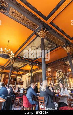 England, London, The Strand, The Knights Templar Wetherspoons Pub Mit Innenansicht Stockfoto