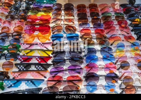 England, London, Spitalfields, Petticoat Lane Market, Ausstellung bunter Sonnenbrillen Stockfoto