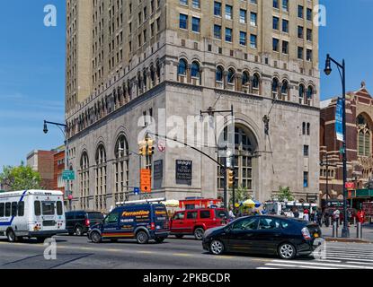 Der Williamsburgh Savings Bank Tower, ein Wahrzeichen von Brooklyn, ist ein aus Ziegeln und Terrakotta bestehender Wolkenkratzer auf einer Basis aus Kalkstein. Stockfoto