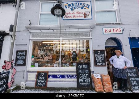 England, Dorset, Bridport, Master Butcher Richard Balson steht vor Englands ältestem Familienbetrieb Stockfoto