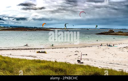 Kitesurfer Am Strand Und Dünen Von Sainte Marguerite An Der Finistere Atlantikküste In Der Bretagne, Frankreich Stockfoto