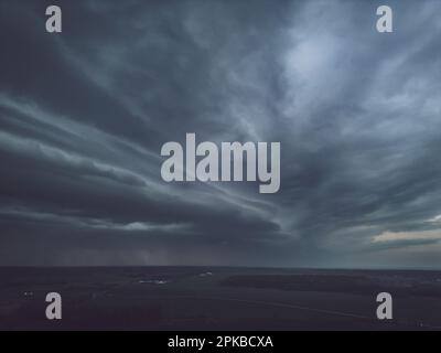 Regalschacht über der Stadt, Luftwolkenlandschaft vor starkem Regen Stockfoto