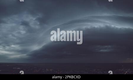 Regalschacht über der Stadt, Luftwolkenlandschaft vor starkem Regen Stockfoto