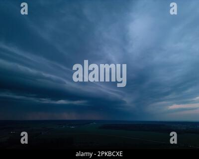 Regalschacht über der Stadt, Luftwolkenlandschaft vor starkem Regen Stockfoto