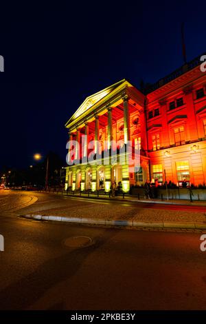 Breslau, Polen - Juni 2022: Breslau-Oper an einem dunklen Sommerabend mit farbigen Lichtern in Gelb und Rot beleuchtet Stockfoto