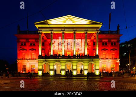 Breslau, Polen - Juni 2022: Breslau-Oper an einem dunklen Sommerabend mit farbigen Lichtern in Gelb und Rot beleuchtet Stockfoto