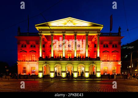 Breslau, Polen - Juni 2022: Breslau-Oper an einem dunklen Sommerabend mit farbigen Lichtern in Gelb und Rot beleuchtet Stockfoto