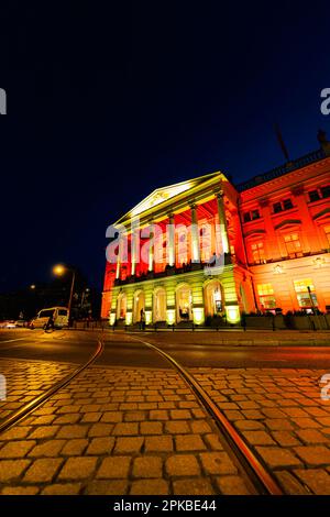 Breslau, Polen - Juni 2022: Breslau-Oper an einem dunklen Sommerabend mit farbigen Lichtern in Gelb und Rot beleuchtet Stockfoto