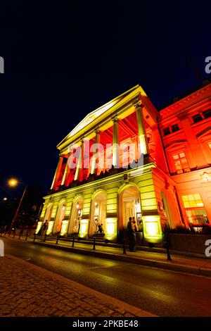 Breslau, Polen - Juni 2022: Breslau-Oper an einem dunklen Sommerabend mit farbigen Lichtern in Gelb und Rot beleuchtet Stockfoto