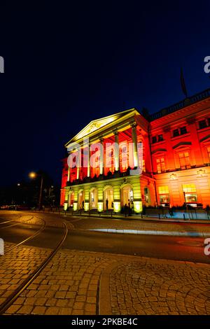 Breslau, Polen - Juni 2022: Breslau-Oper an einem dunklen Sommerabend mit farbigen Lichtern in Gelb und Rot beleuchtet Stockfoto