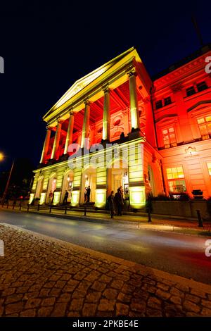 Breslau, Polen - Juni 2022: Breslau-Oper an einem dunklen Sommerabend mit farbigen Lichtern in Gelb und Rot beleuchtet Stockfoto